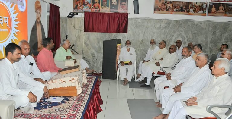 स्वामी श्रद्धानंदजी के बलिदान की शताब्दी के अवसर पर होने वाले समारोह को लेकर बैठक करते आयोजक समिति के सदस्य