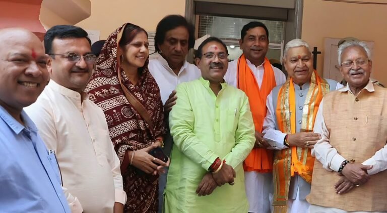 मेरठ सहारनपुर खंड एमएलसी चुनाव का पर्चा दाखिल करने जाते भाजपा प्रत्याशी एवं समर्थक