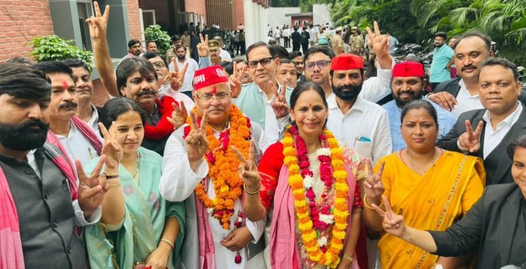 नामांकन से पहले जिला कार्यालय पर जुटे सपा कार्यकर्ता
