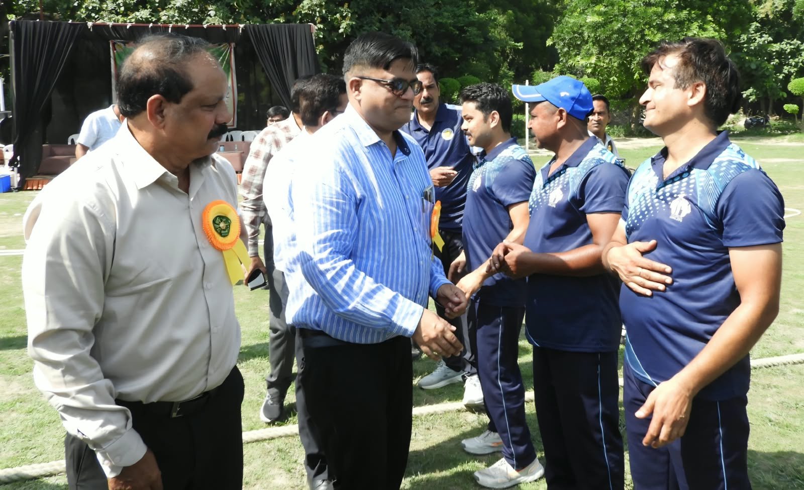 52 वी, यूपी पावर, सेक्टर क्रिकेट एवं कुश्ती प्रतियोगिता के शुभारंभ के अवसर पर खिलाड़ियों से परिचय प्राप्त करते एमडी पावर रवीश गुप्ता