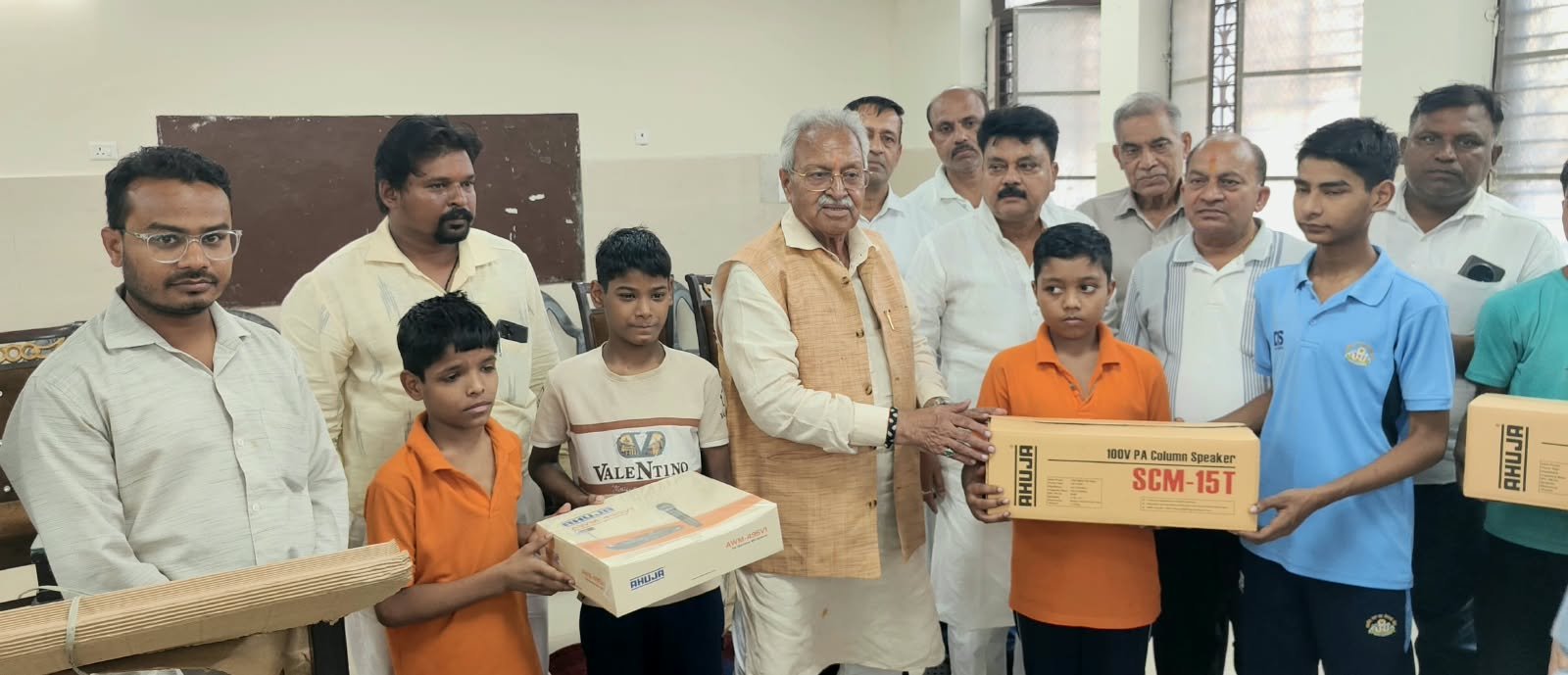 राजकीय बाल गृह में प्रतिभा विकसित हेतु बच्चों को लाउडस्पीकर भेंट करते राज्यसभा सांसद डॉ लक्ष्मीकांत वाजपेयी
