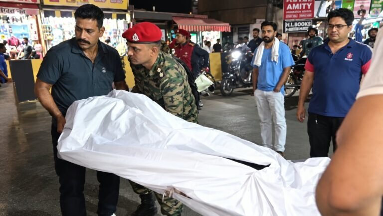 होटल में सैन्यकर्मी की संदिग्ध परिस्थितियों में मौत के बाद शव को ले जाते सैन्य अधिकारी