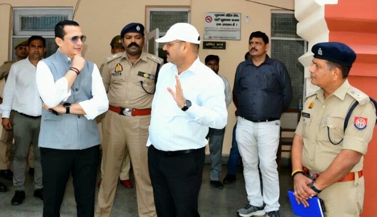 मंडलायुक्त कार्यालय स्थित नामांकन स्थल का निरीक्षण करने पहुंचे जिलाधिकारी डॉ वी के सिंह