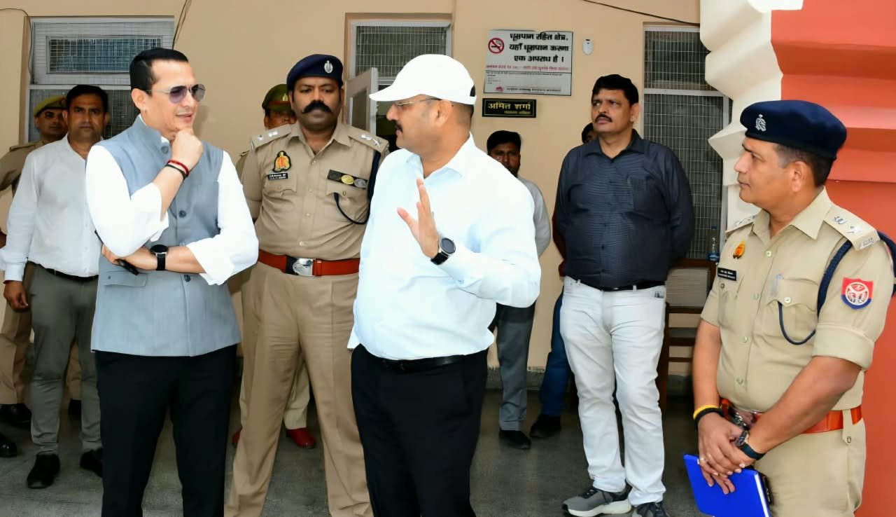 मंडलायुक्त कार्यालय स्थित नामांकन स्थल का निरीक्षण करने पहुंचे जिलाधिकारी डॉ वी के सिंह