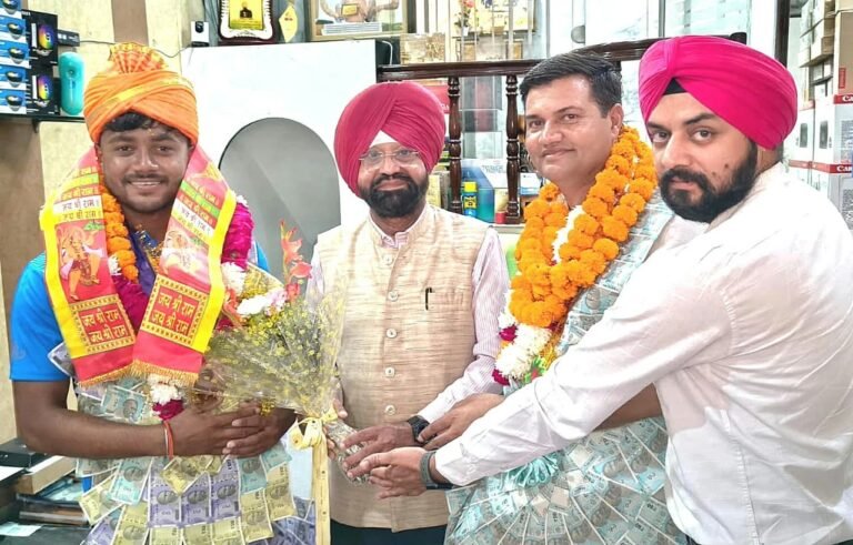 तीरंदाज नीरज चौहान का सम्मान करते सरबजीत कपूर