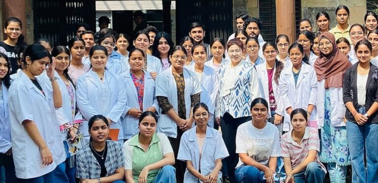जैव प्राद्योगिकी सोमिनार में प्रतिभागी छात्राएं