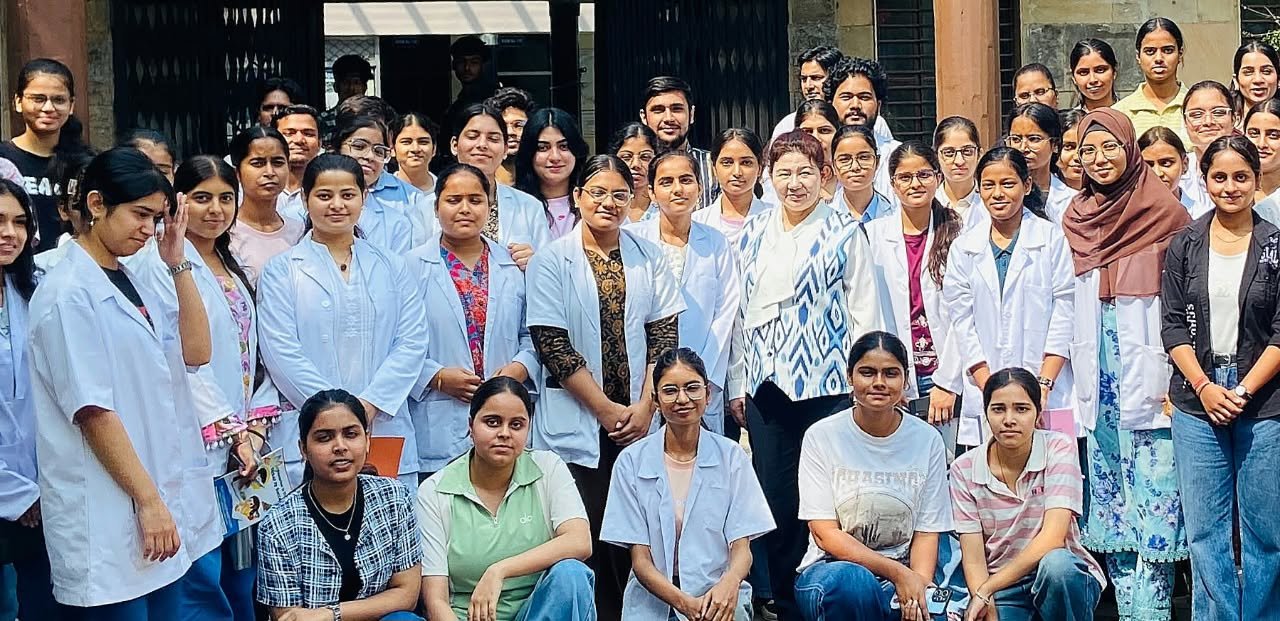जैव प्राद्योगिकी सोमिनार में प्रतिभागी छात्राएं