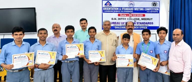 मानक लेखन प्रतियोगिता में विजय प्रतिभागियों को सम्मानित करते मुकुंद बल्लभ शर्मा