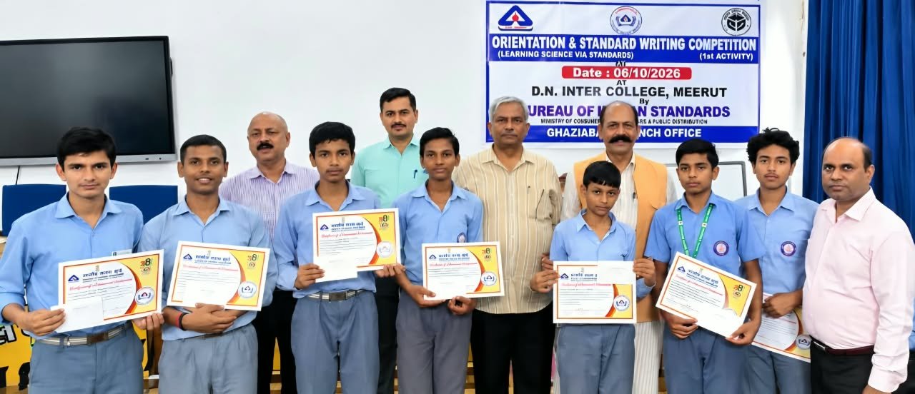 मानक लेखन प्रतियोगिता में विजय प्रतिभागियों को सम्मानित करते मुकुंद बल्लभ शर्मा