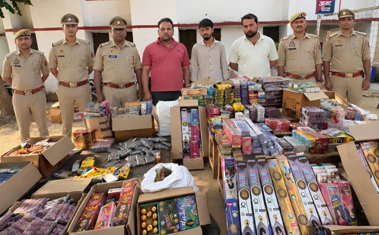 बरामद अवैध पटाखे एवं पुलिस गिरफ्त में आरोपी