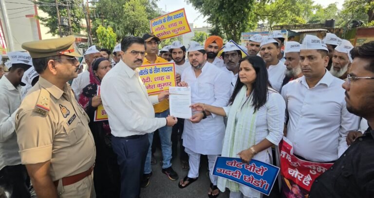 मतदाता सूची में कथित गड़बड़ी की स्वतंत्र जांच की मांग को लेकर सक्षम अधिकारी को ज्ञापन सौंपते आम आदमी पार्टी के जिलाध्यक्ष अंकुश चौधरी