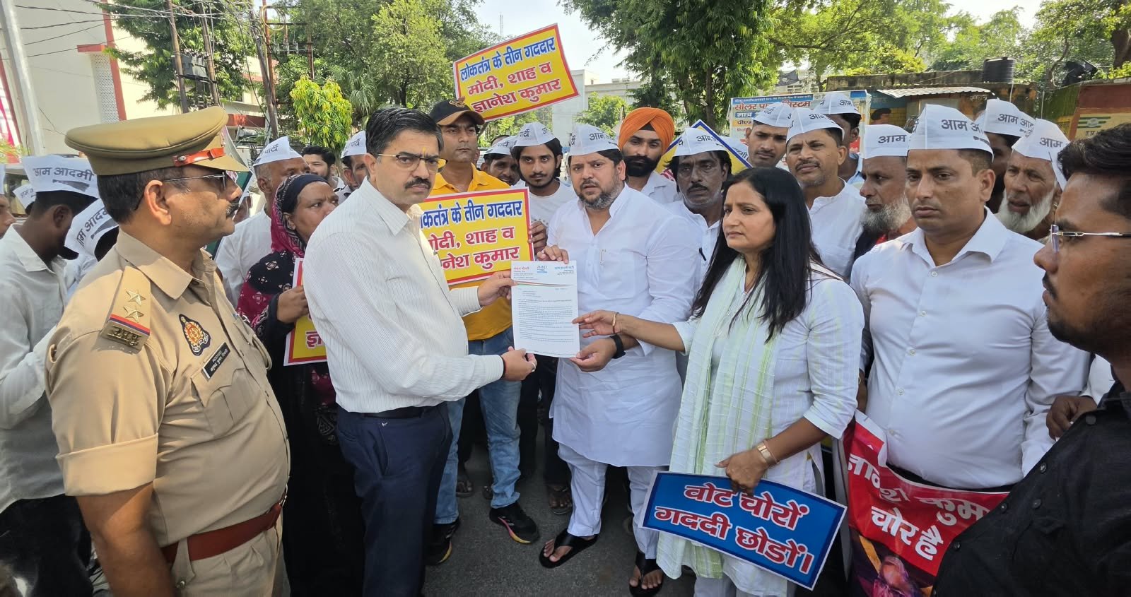 मतदाता सूची में कथित गड़बड़ी की स्वतंत्र जांच की मांग को लेकर सक्षम अधिकारी को ज्ञापन सौंपते आम आदमी पार्टी के जिलाध्यक्ष अंकुश चौधरी