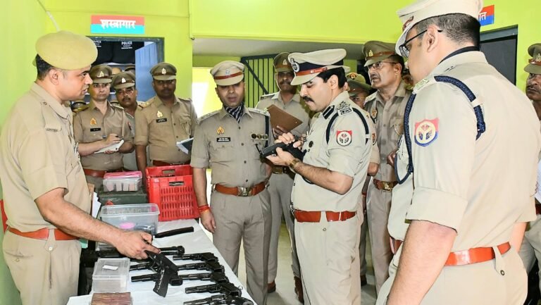 चांदीनगर थाने का निरीक्षण करते डीआईजी कलानिधि नैथानी