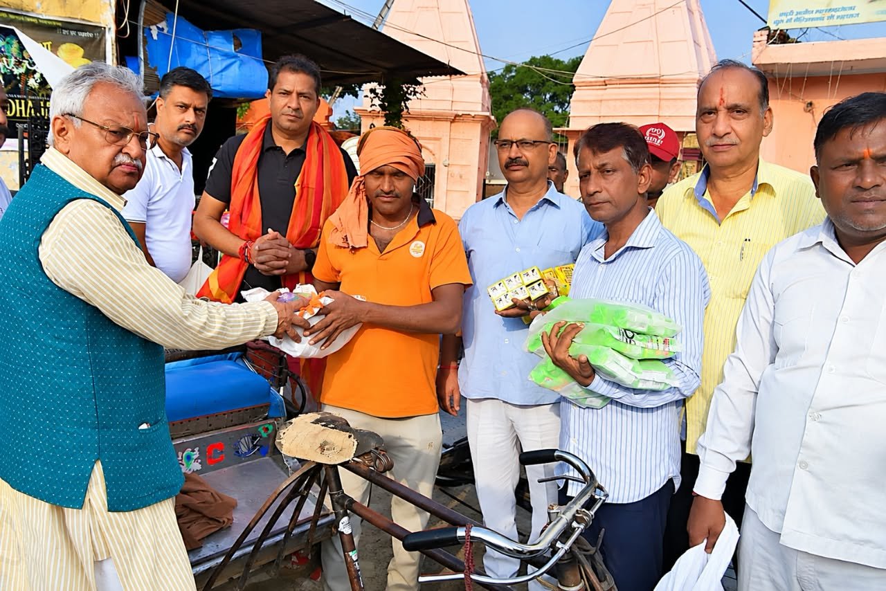 दैनिक रिक्शा चालकों को सहायता सामग्री वितरित करते राज्यसभा सांसद डॉ लक्ष्मीकांत वाजपेयी