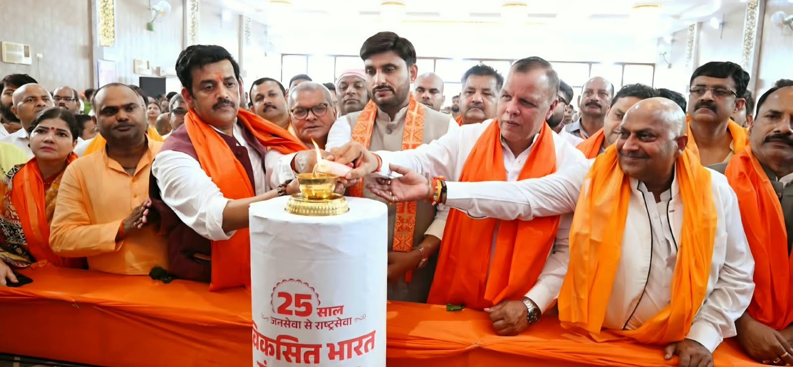 विकसित भारत संकल्प सभा के गोरखपुर में आयोजित कार्यक्रम में शामिल हुए रविकिशन एवं भाजपा प्रदेश उपाध्यक्ष नीरज सिंह