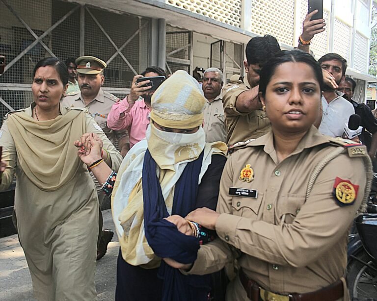 कोर्ट द्वारा दोषी करार दिए जाने के बाद रविता को गिरफ्तार कर ले जाती पुलिस