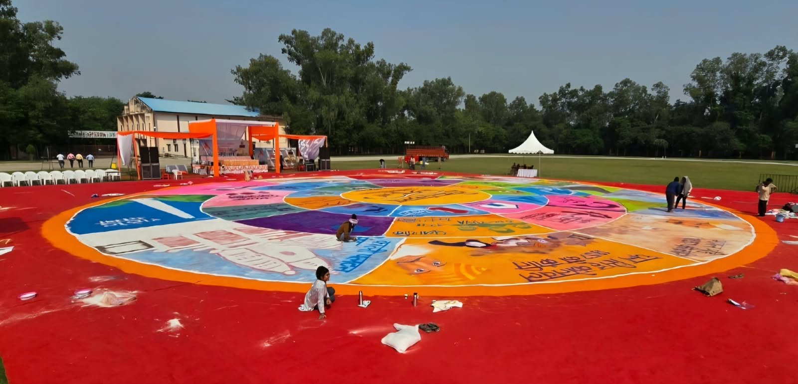 108×108 की मेगा रंगोली बनी आकर्षण का केंद्र