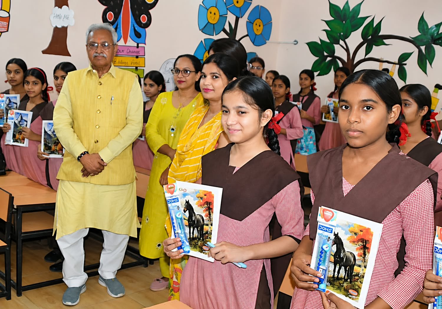 एक हजार बच्चों को वितरित की जाएगी स्टेशनरी, फिलहाल कुछ बच्चों को आज की गई वितरित