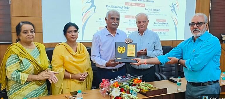 मेरठ कॉलेज में आयोजित राष्ट्रीय सेमिनार में मुख्य अतिथि को सम्मानित करते आयोजक मंडल