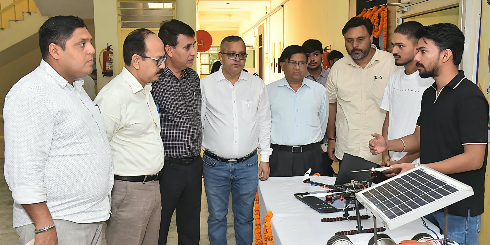 सेवा फर्स्ट इनोवेशन चैलेंज में प्रस्तुति देते छात्र