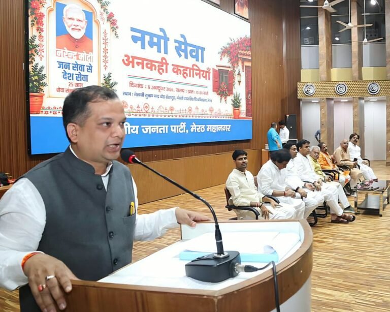 सेवा संकल्प अभियान के कार्यक्रम में सभा को संबोधित करते राष्ट्रीय मंत्री डॉ॰ स्वदेश सिंह