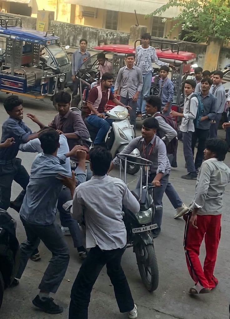 छात्रों के गुटों की बीच सड़क पर मारपीट