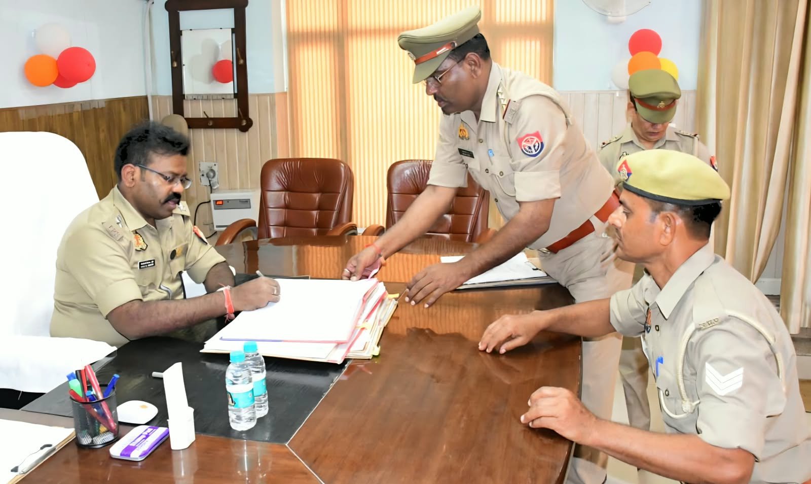 मेरठ पुलिस लाइन स्थित आदेश कक्ष में अर्दली रूम की कार्यवाही के दौरान विभागीय अभिलेखों का निरीक्षण करते वरिष्ठ पुलिस अधीक्षक बीबीजीटीएस मूर्ति