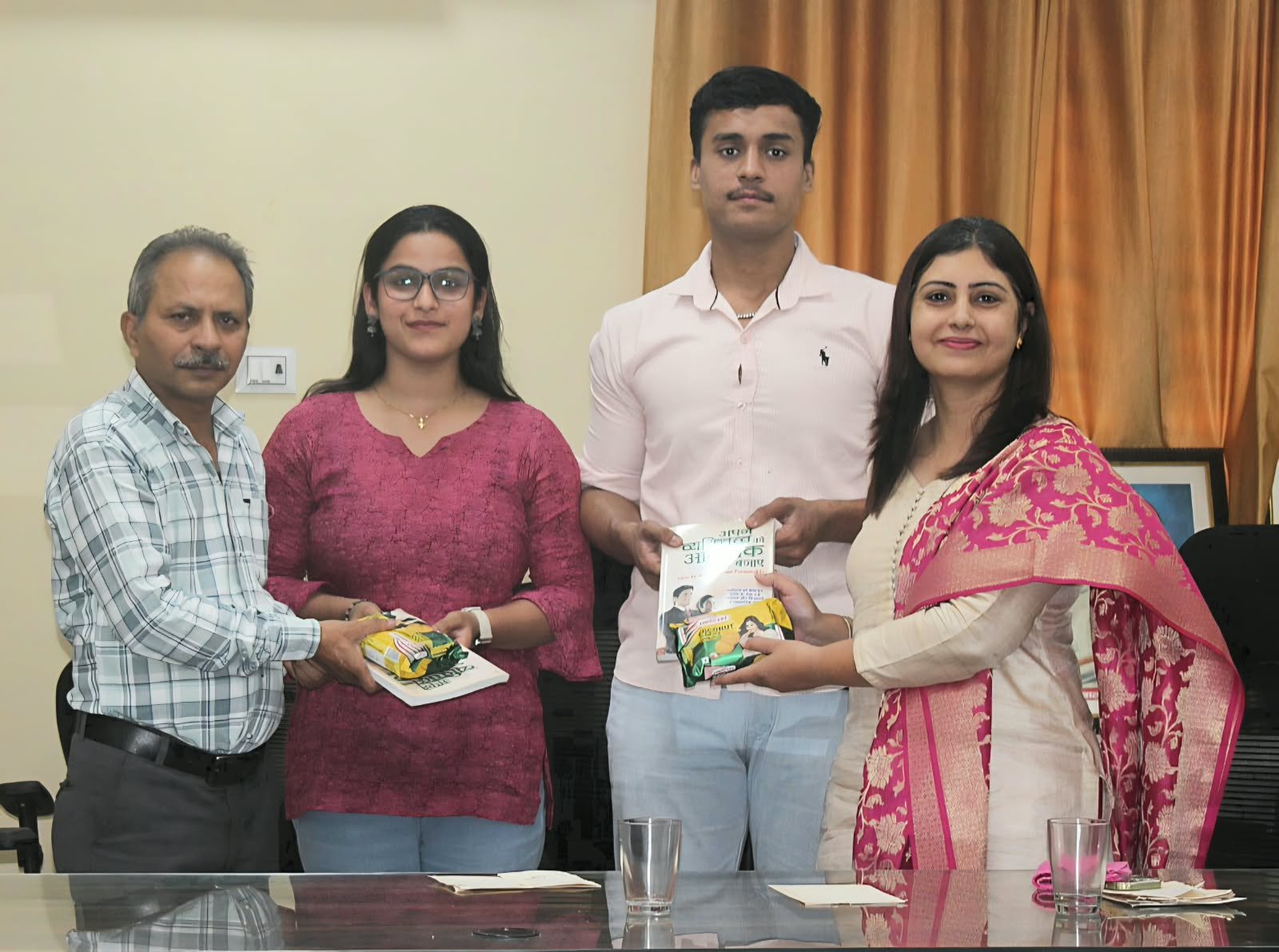 चौधरी चरण सिंह विश्वविद्यालय के तिलक पत्रकारिता एवं जनसंचार स्कूल में आयोजित ‘वीकेंड अभिव्यक्ति’ कार्यक्रम के दौरान प्रतिभागियों को पुरस्कृत करते विभागाध्यक्ष डॉ. मनोज कुमार श्रीवास्तव।