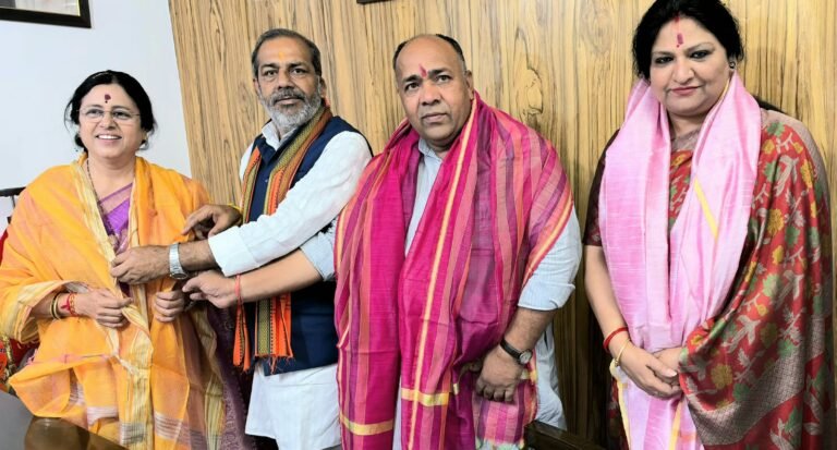 पूर्व मंत्री सुनील भराला के आवास पर भाजपा पदाधिकारियों एवं कार्यकर्ताओं के साथ संगठनात्मक विषयों पर चर्चा करतीं डॉ. मेधा कुलकर्णी।