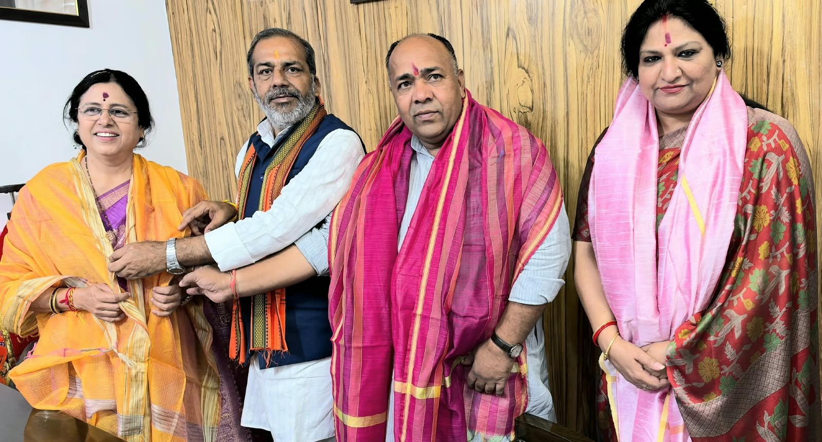 पूर्व मंत्री सुनील भराला के आवास पर भाजपा पदाधिकारियों एवं कार्यकर्ताओं के साथ संगठनात्मक विषयों पर चर्चा करतीं डॉ. मेधा कुलकर्णी।