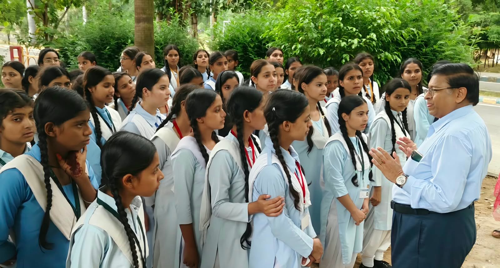 चौधरी चरण सिंह विश्वविद्यालय मेरठ के सर छोटू राम इंजीनियरिंग संस्थान में शैक्षणिक भ्रमण के दौरान विभिन्न प्रयोगशालाओं और तकनीकी सुविधाओं की जानकारी प्राप्त करतीं देवबंद की छात्राएं।