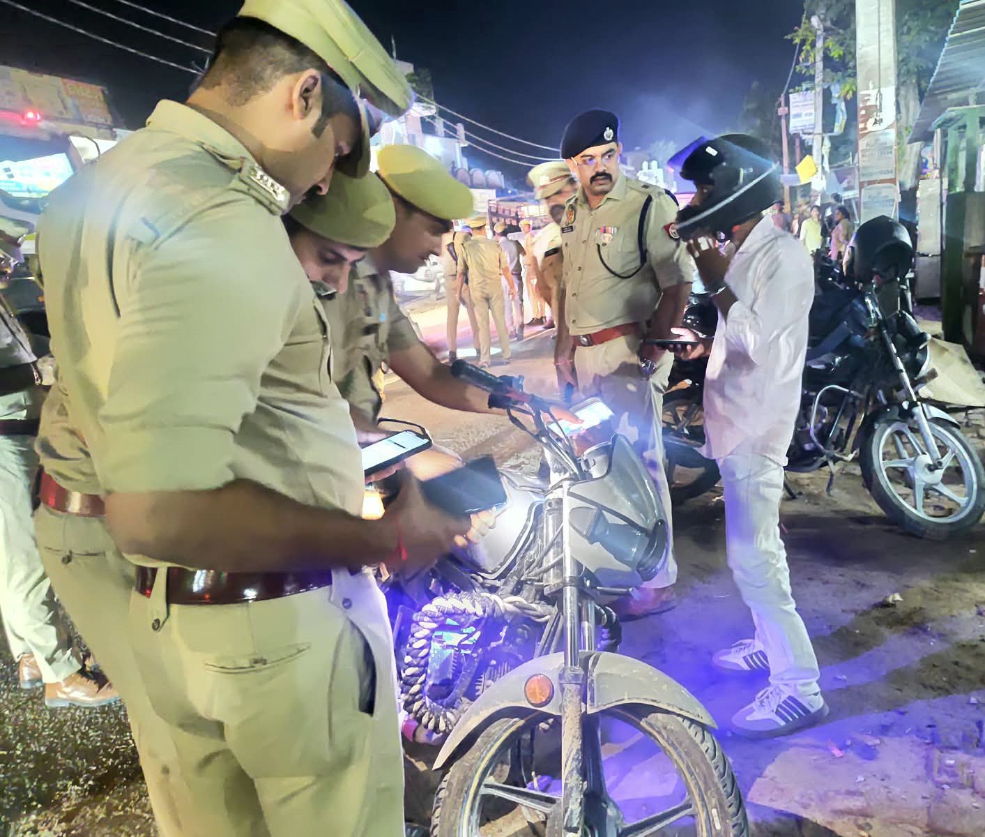 रोहटा रोड क्षेत्र में पैदल मार्च के दौरान वाहन चेकिंग करते पुलिस के आला अधिकारी