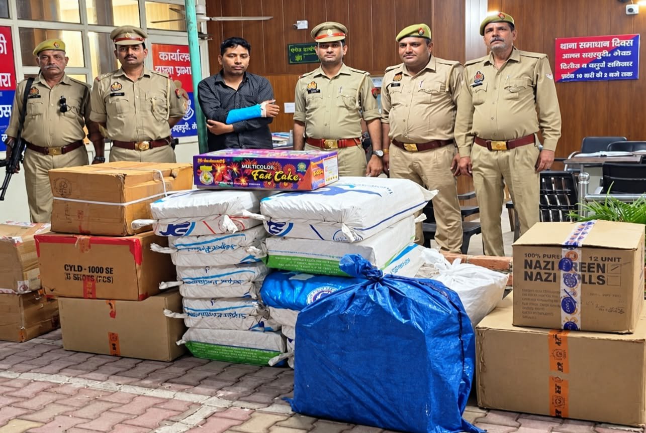 पुलिस गिरफ्त में अवैध पटाखों का व्यापारी एवं बरामद माल