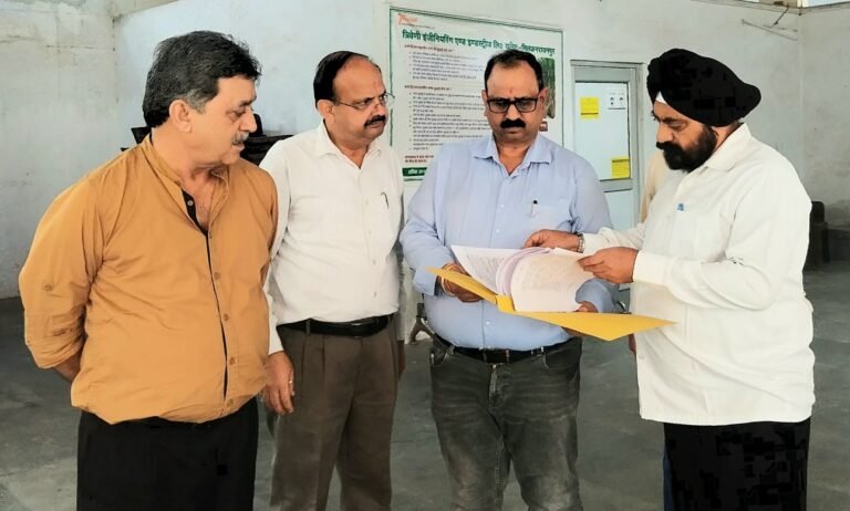 सहकारी गन्ना विकास समिति स्वार का औचक निरीक्षण करते उप गन्ना आयुक्त मुरादाबाद