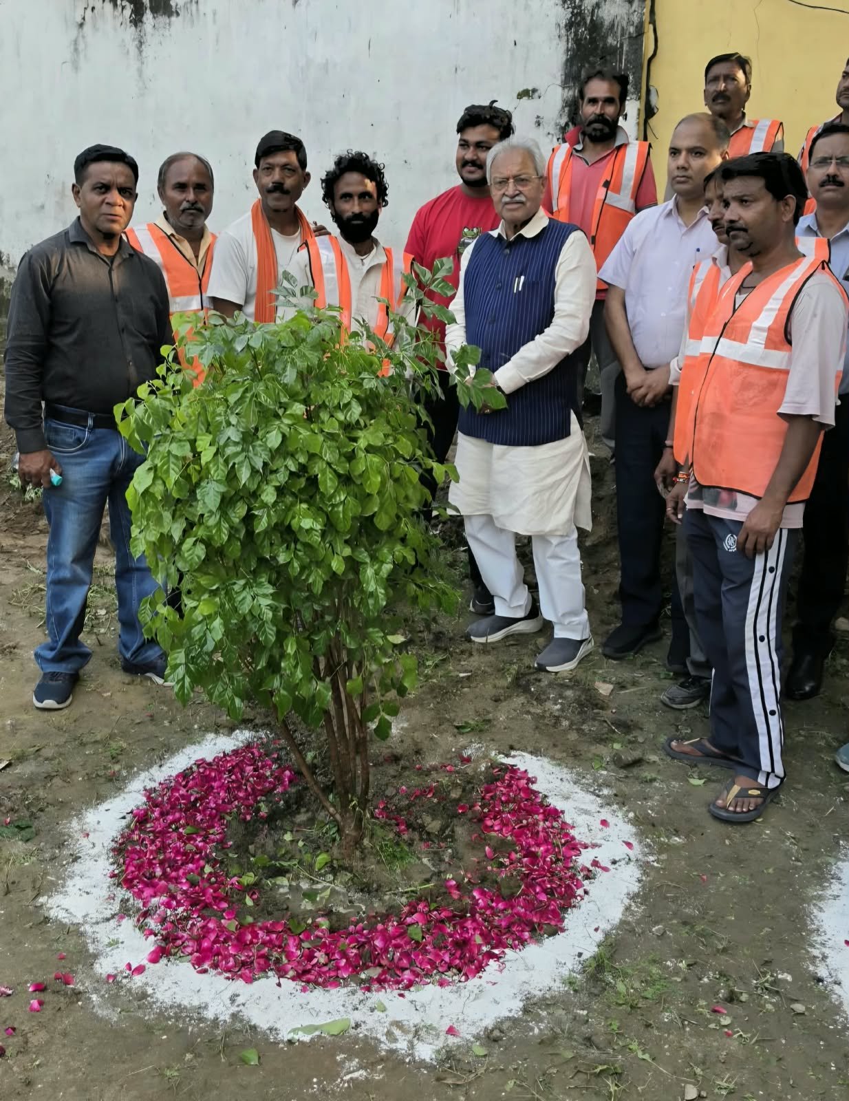 सेवा संकल्प अभियान के तहत शर्मा स्मारक भूजल संस्थान में सफाई अभियान चलाकर किया पौधारोपण