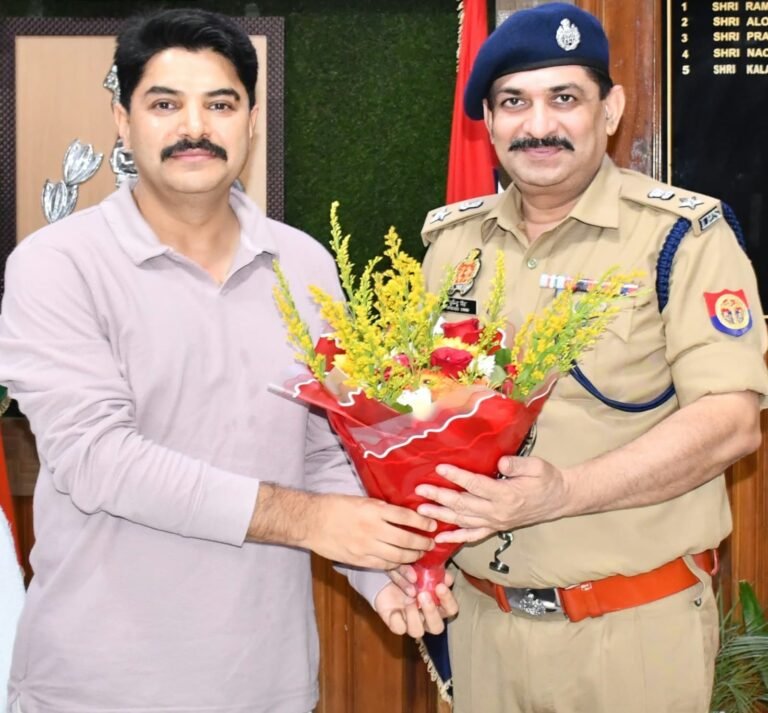 डीआईजी कला निधि नैथानी से औपचारिक भेंट करते नवागत पुलिस अधीक्षक बागपत पूर्णेन्दु सिंह