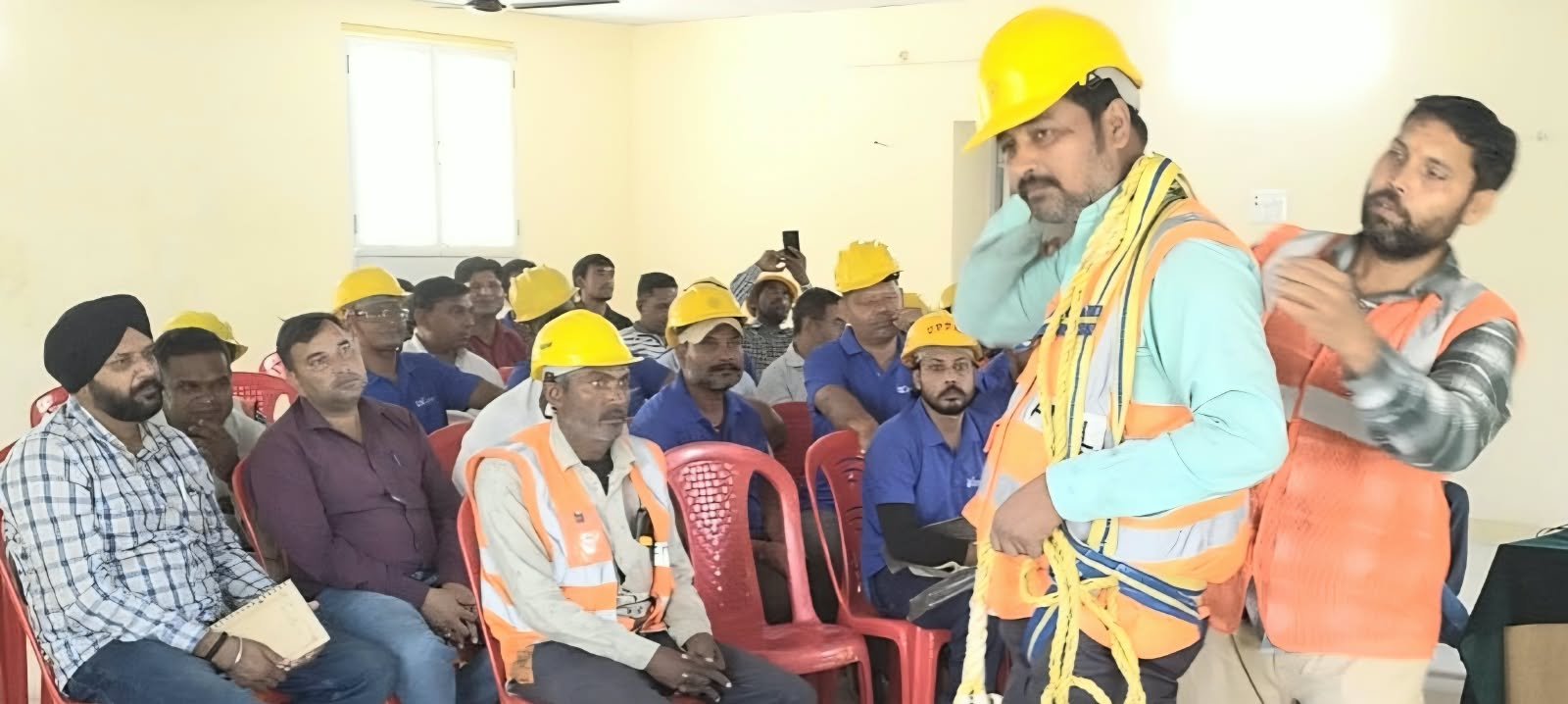 रामपुर के नवाब गेट बिजली घर में विद्युत कर्मियों को दिया सुरक्षा प्रशिक्षण