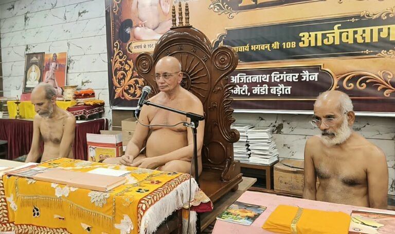 आचार्य भगवंत श्री 108 आर्जवसागर महामुनिराज ससंघ