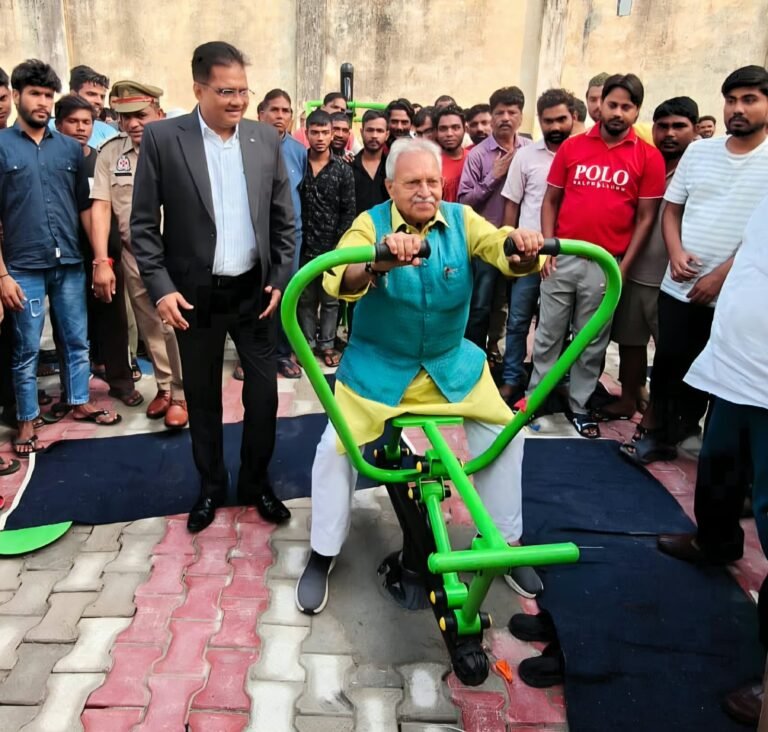 जेल में स्थापित नवीनतम ओपन जिम में साइक्लिंग करते राज्यसभा सांसद डॉ लक्ष्मीकांत वाजपेयी