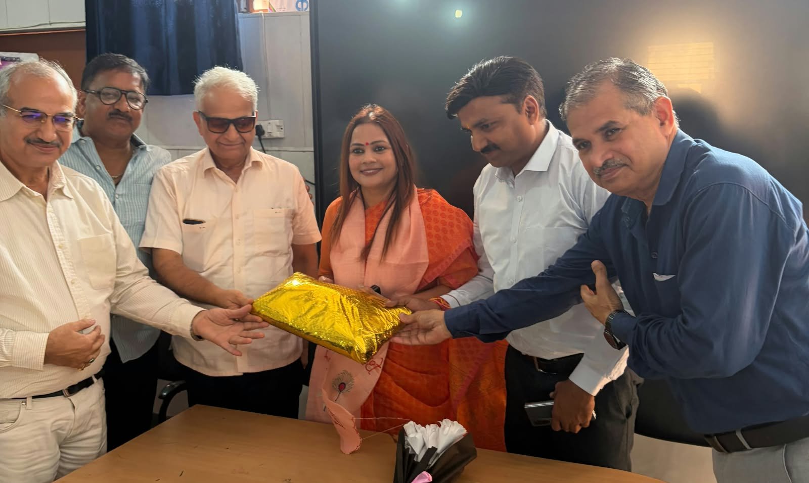 भाजपा प्रत्याशी श्रीचन्द शर्मा एवं दिनेश गोयल के समर्थन में प्रचार करने सरधना विद्यालय पहुंची महिला आयोग की सदस्य डॉक्टर मीनाक्षी भराला