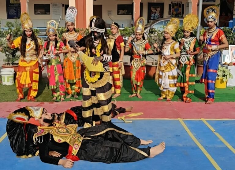 बालेराम बृजभूषण सरस्वती शिशु मंदिर में विजय उत्सव मनाती छात्राएं