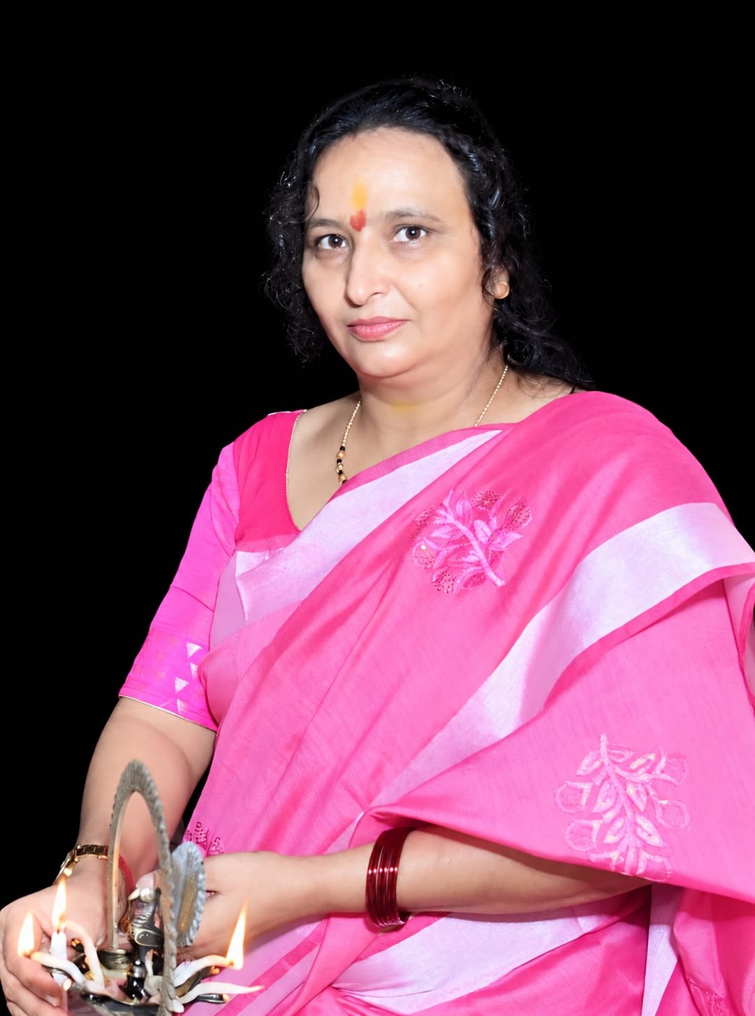 महिला किसान दिवस पर आयोजित कार्यक्रम का दीप प्रज्वलित कर शुभारंभ करती स्मिता वर्मा