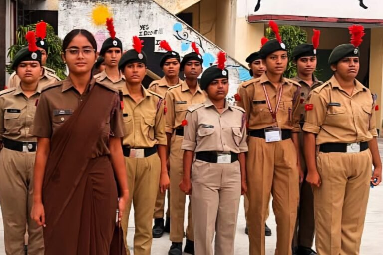22 वें एनसीसी कैंप डे के मौके पर परेड करती कैडेट्स
