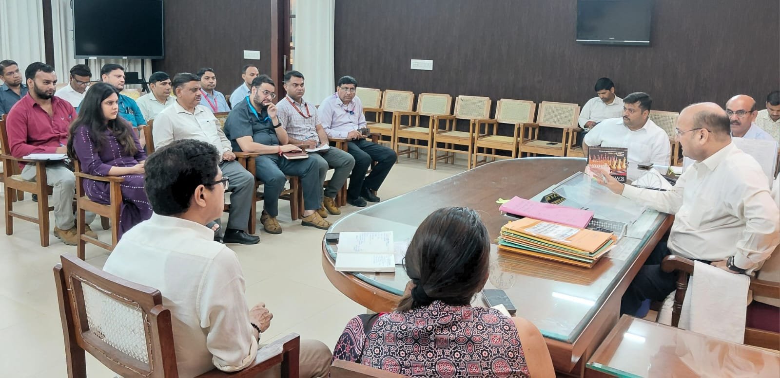 मतदाता सूची में नाम जुड़वाने को लेकर कलेक्ट्रेट सभागार में बैठक करते जिलाधिकारी डॉ वी के सिंह
