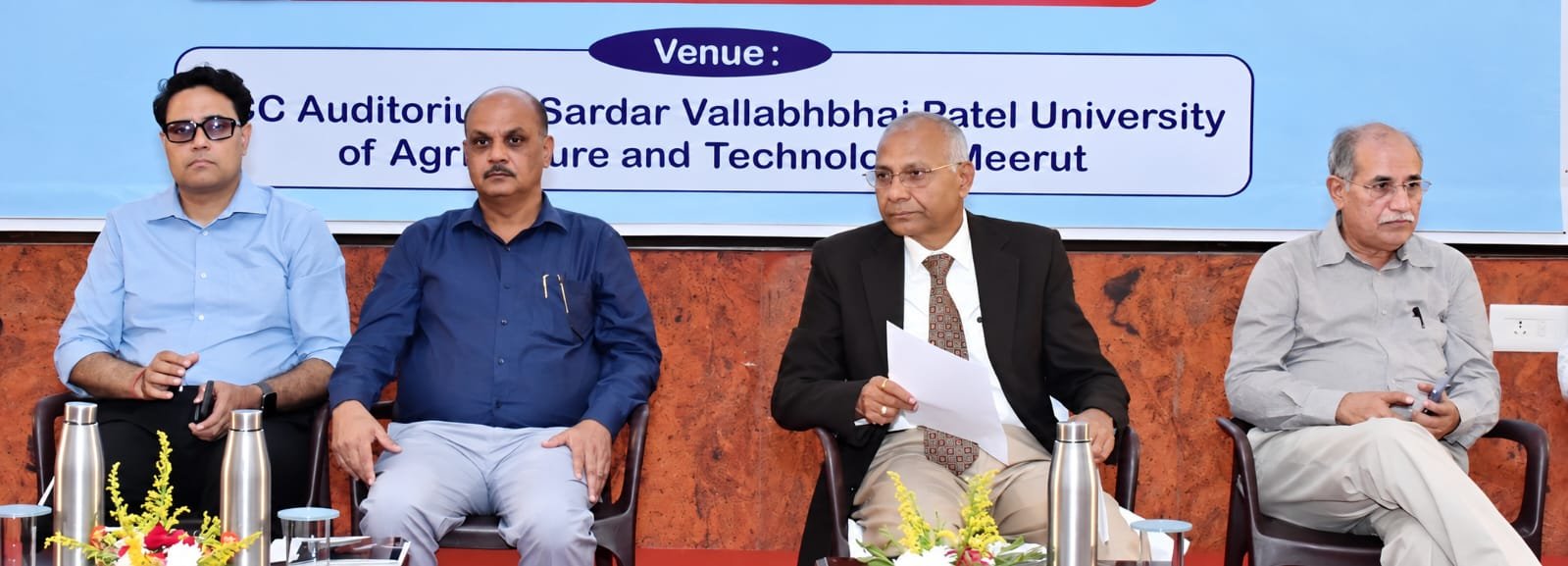 सेवा संकल्प अभियान के तहत सड़क दुर्घटनाओं पर चर्चा के कार्यक्रम में मंचासीन कृषि विश्वविद्यालय के कुलपति
