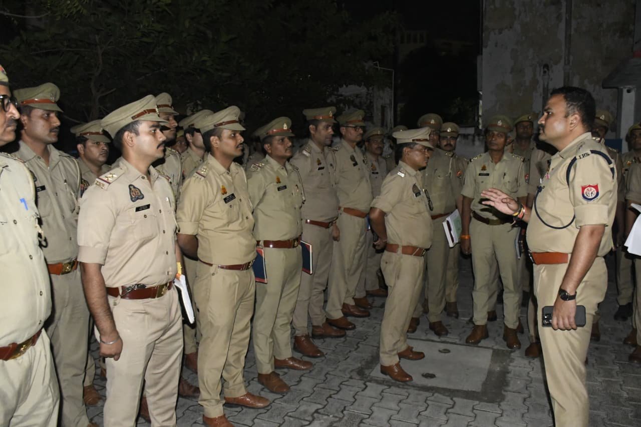 लंबित विवेचनाओं की समीक्षा कर थानों के उपनिरीक्षकों को निर्देश देते एसपी सिटी विनायक गोपाल भोसले