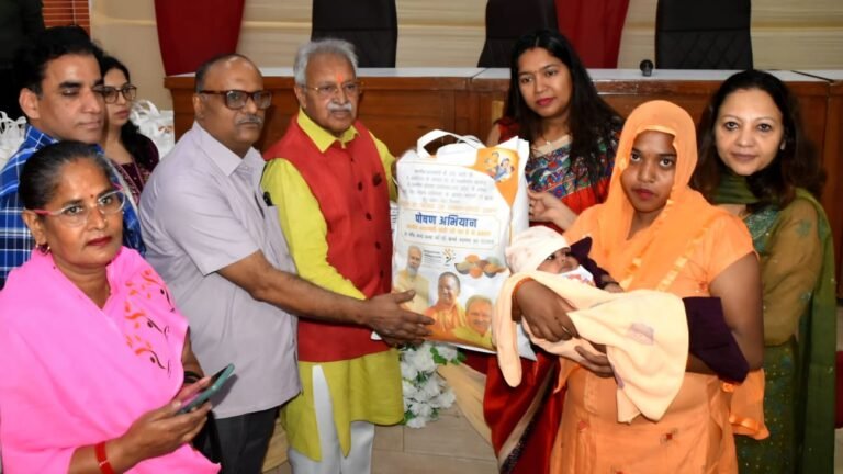 कुपोषित बच्चों को पोषण आहार सामग्री वितरित करते राज्यसभा सांसद डॉ॰ लक्ष्मीकांत वाजपेयी