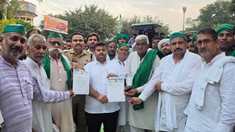 सक्षम अधिकारी को मांग पत्र सौंपते भारतीय किसान यूनियन अराजनैतिक के पदाधिकारियों एवं कार्यकर्ता