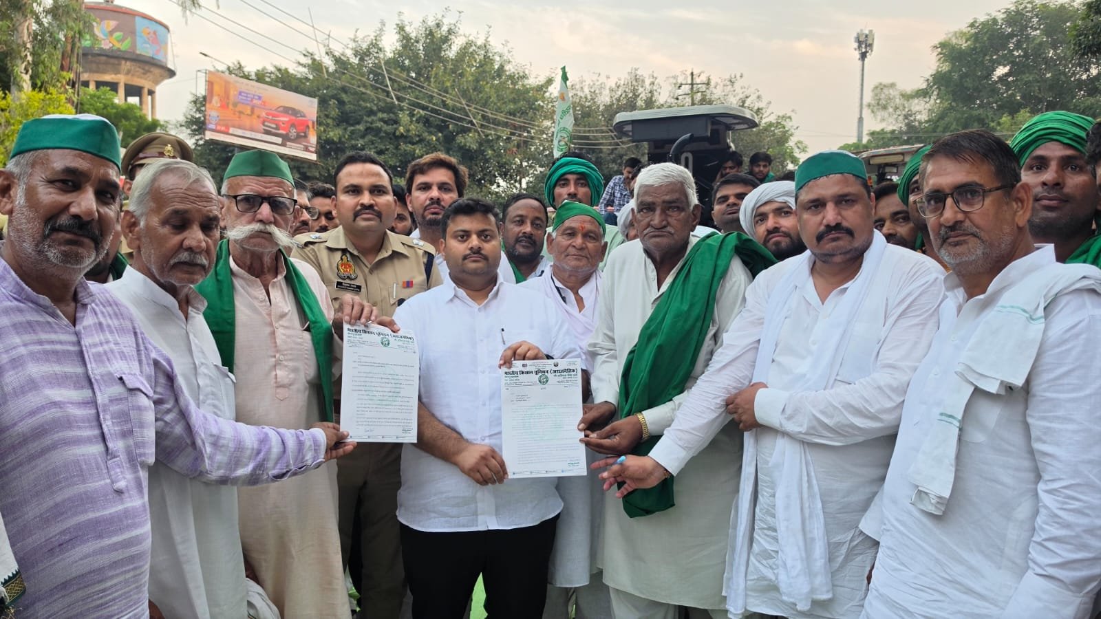 सक्षम अधिकारी को मांग पत्र सौंपते भारतीय किसान यूनियन अराजनैतिक के पदाधिकारियों एवं कार्यकर्ता