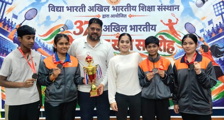 राष्ट्रीय बैडमिंटन प्रतियोगिता में कास्य पदक जीतने वाली बालेराम ब्रजभूषण सरस्वती शिशु मंदिर की टीम